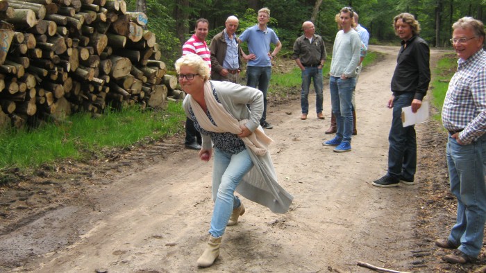 Road bowling on the Veluwe in 